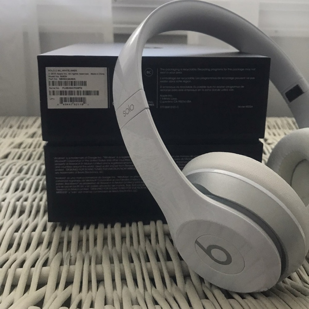 Wireless White Solo Beats Headphones